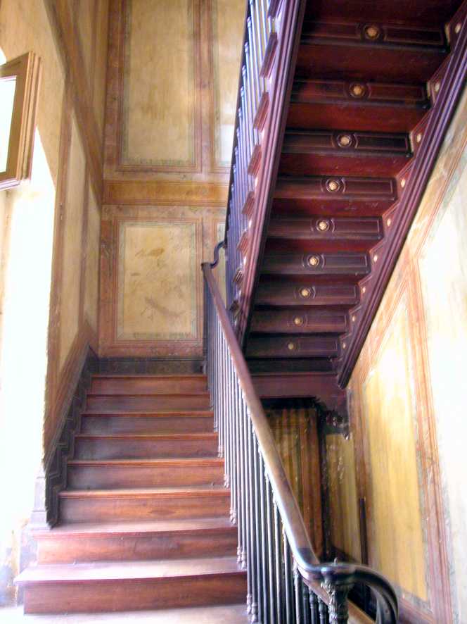 detalhe-da-escada-em-madeira-da-villa374B1950-8302-F25C-FF93-BECC57142C4C